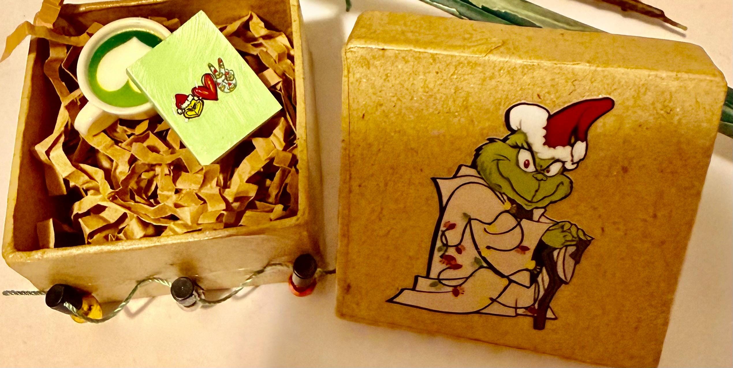 Miniature Christmas The Grinch theme Gift Box with miniature(s) inside