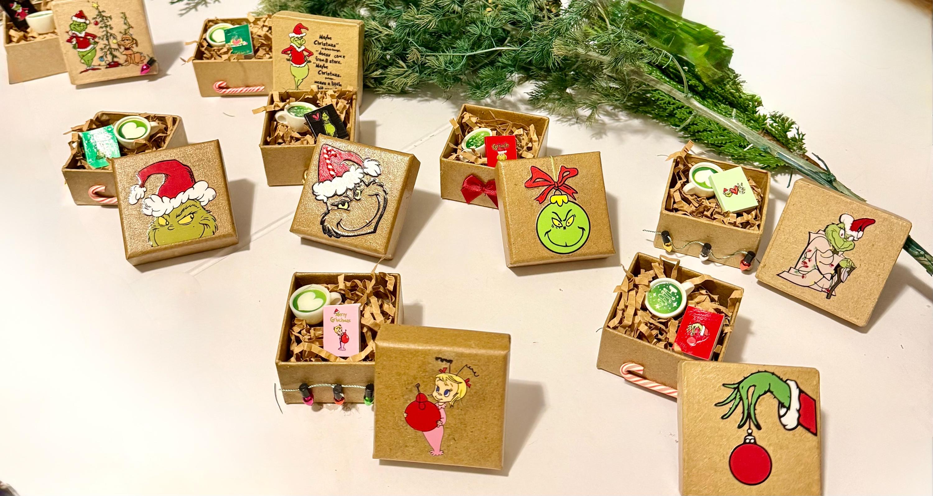 Miniature Christmas The Grinch theme Gift Box with miniature(s) inside