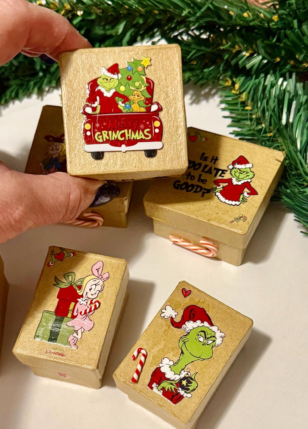 Miniature Christmas The Grinch theme Gift Box with miniature(s) inside