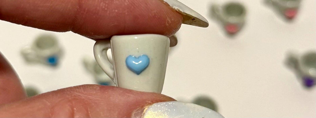 miniature heart coffee mugs: dollhouse scale