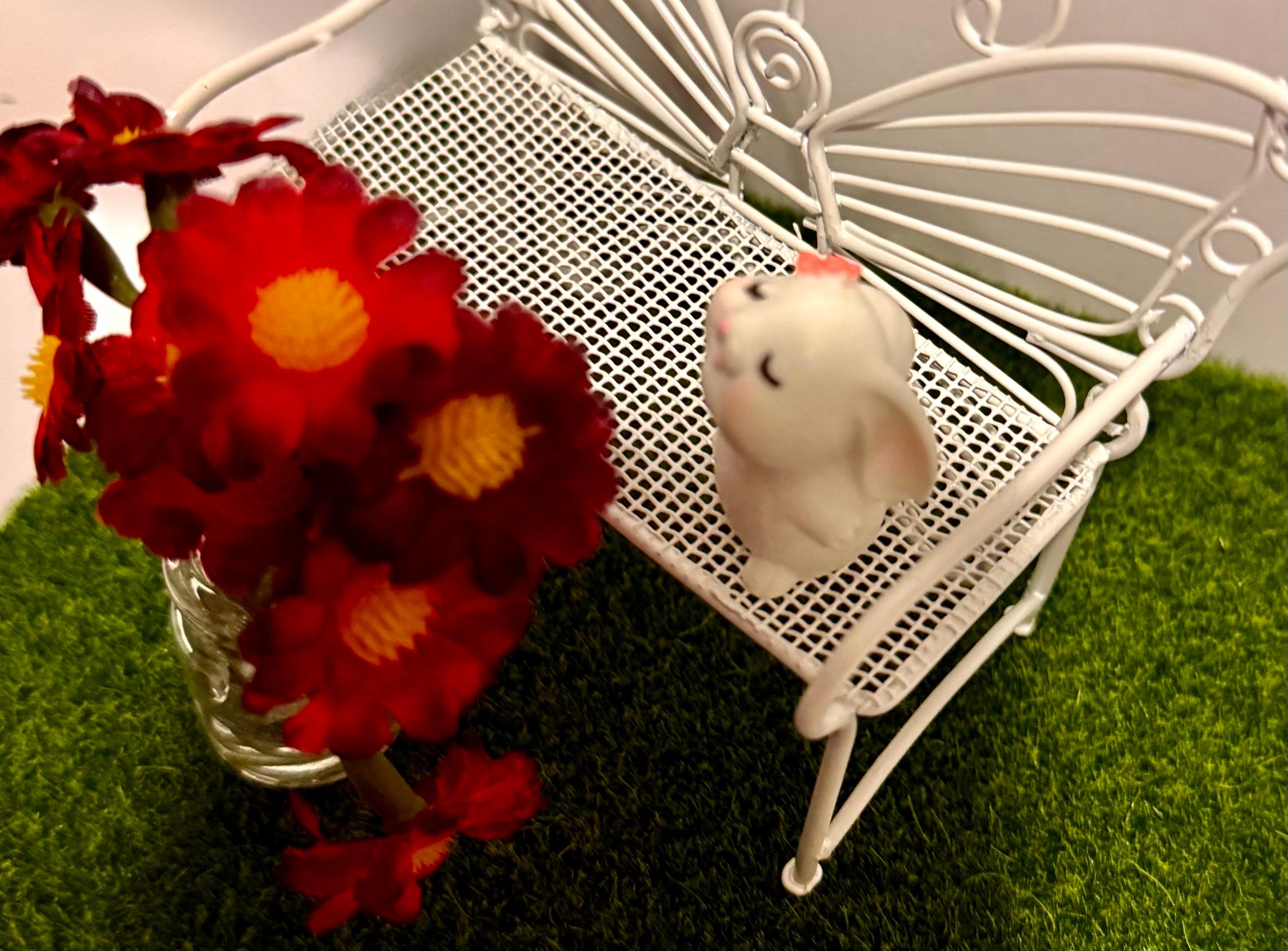 Miniature Daisies in vase with Bunny