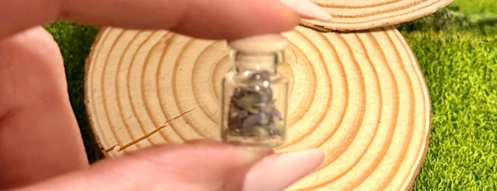 Miniature jars with button lid filled with lavender