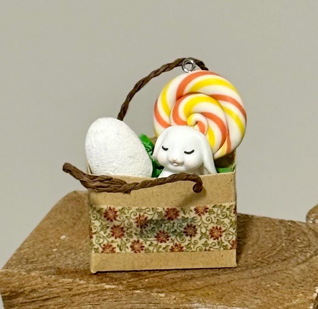 Miniature Easter shopping bag with bunny and candy