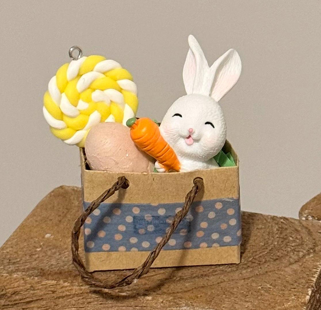 Miniature Easter shopping bag with bunny and candy