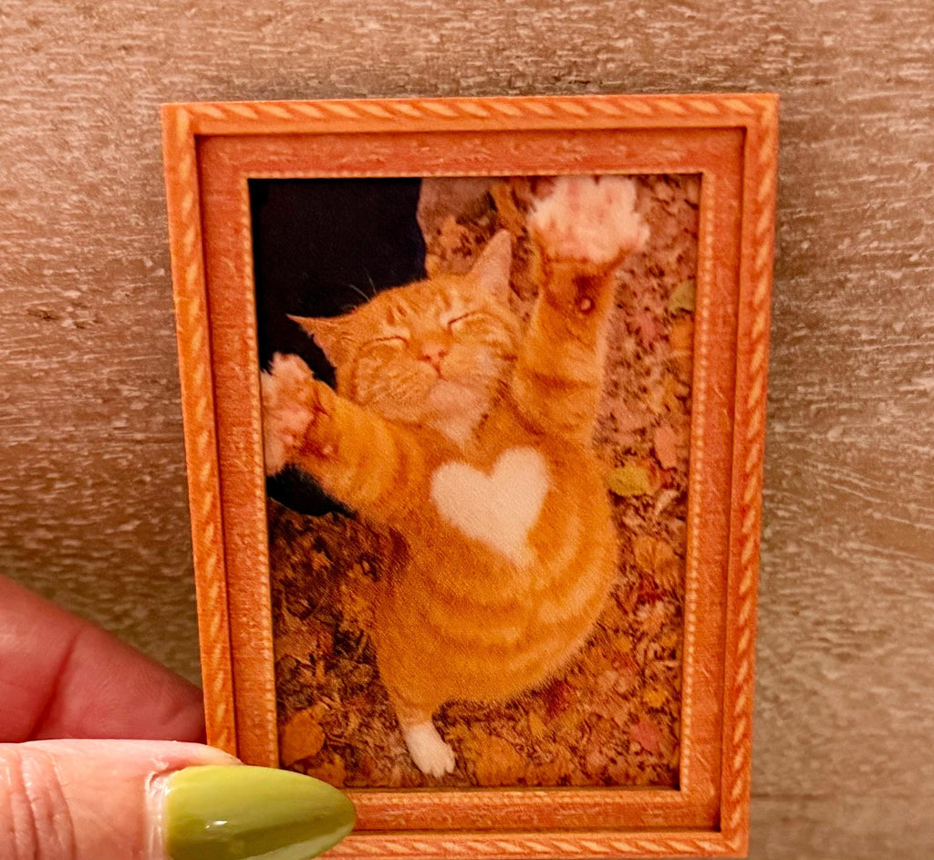 Decorative cat art- lovable kitty with heart shape in fur magnet